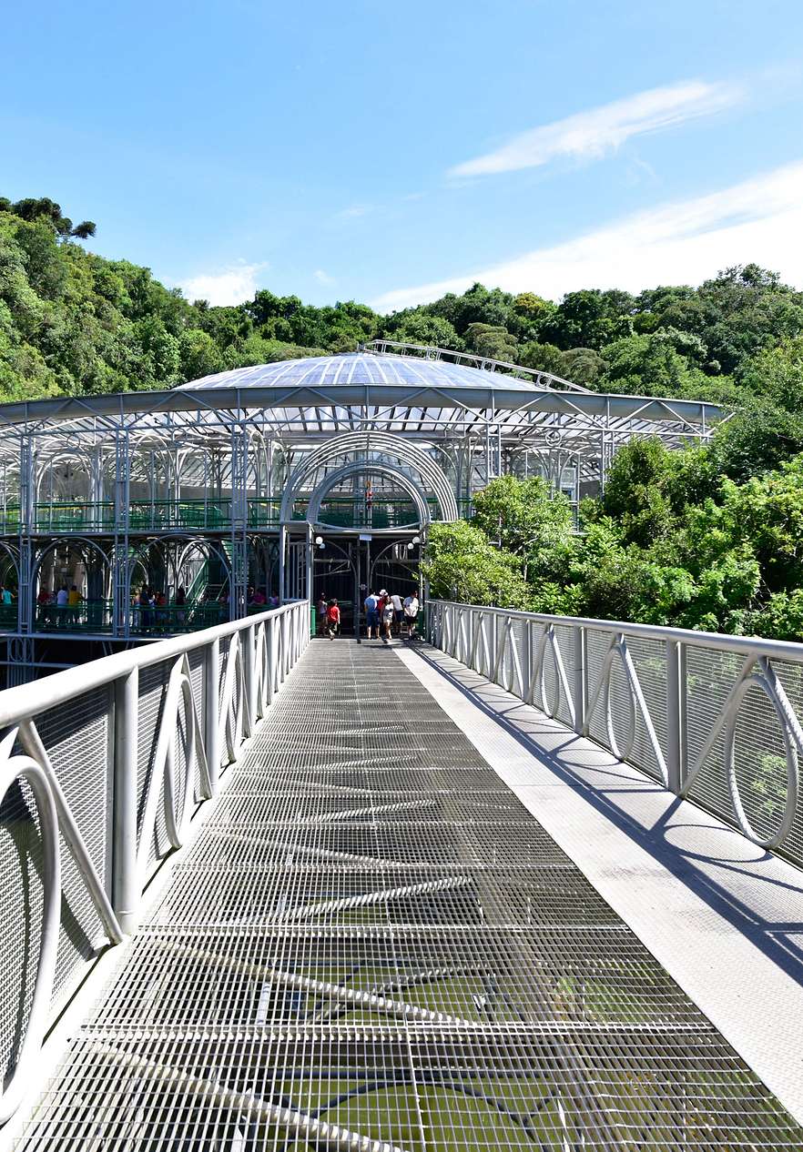 L'Opéra de fer, située dans le Parc des Pierrailles, s'intègre harmonieusement au paysage naturel environnant
