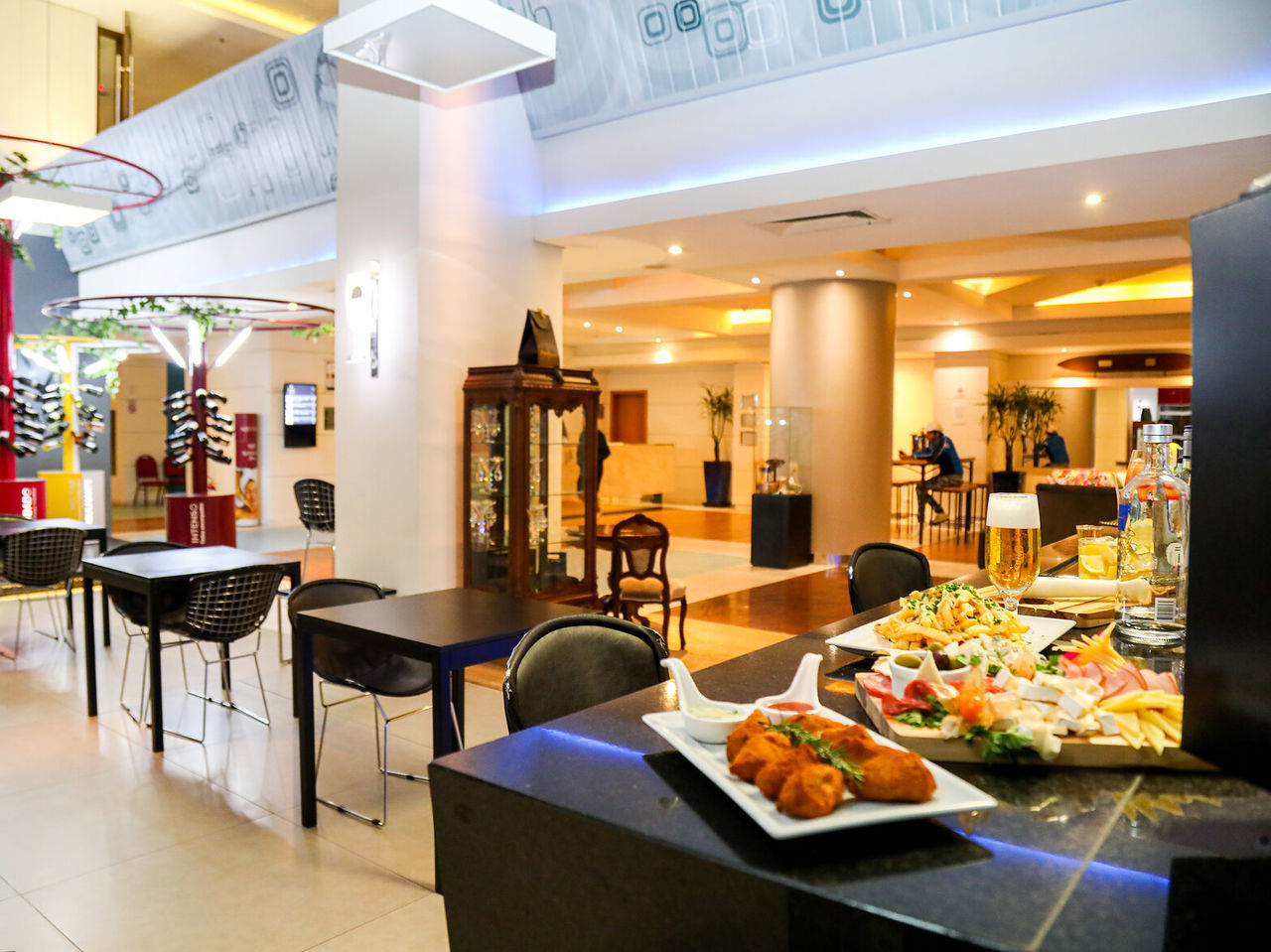 Le Bar du Lobby, de l'hôtel à Curitiba, Brésil, sert boissons et snacks parfaits pour l'happy hour