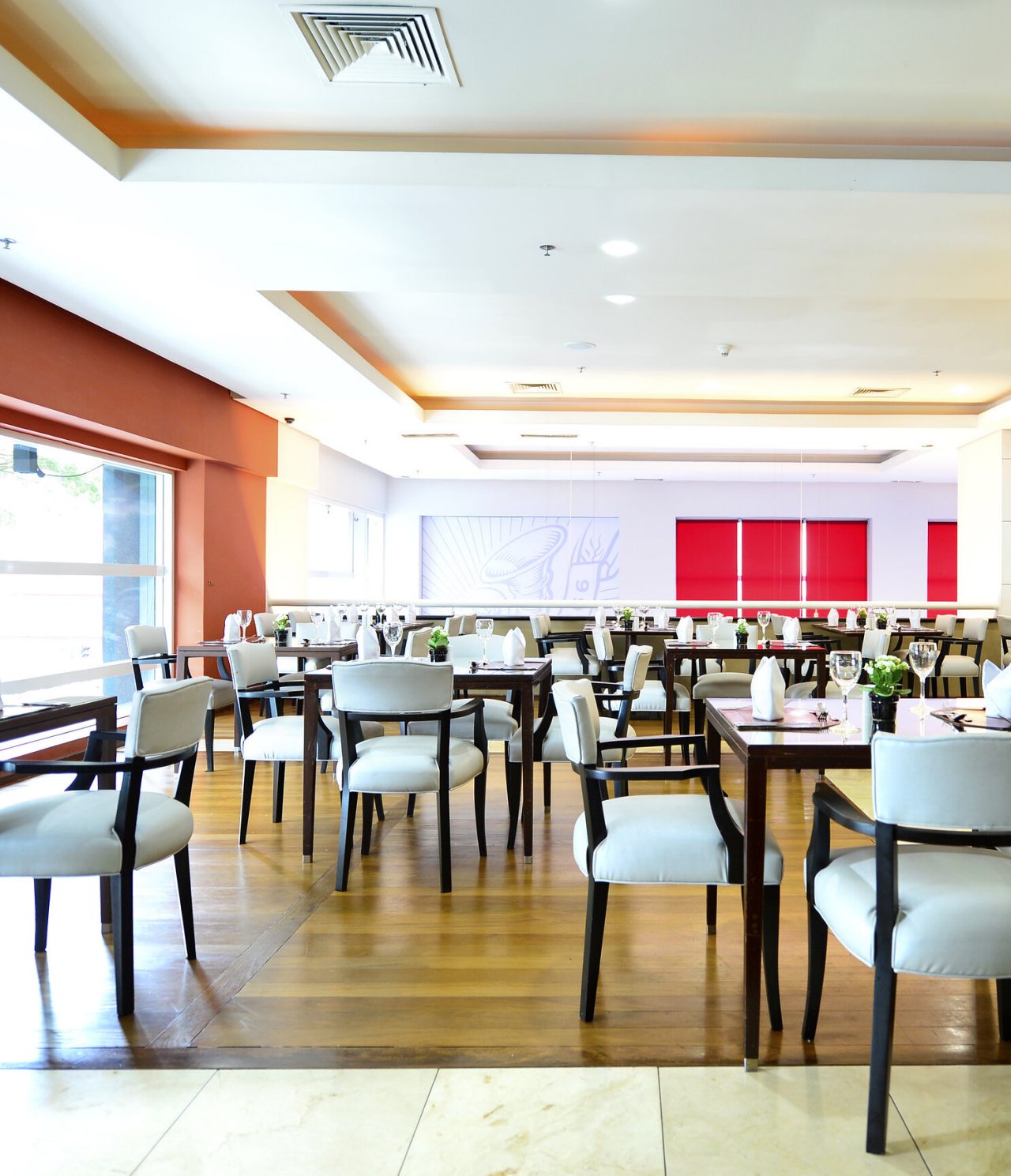 Le restaurant Cais da Ribeira, de l'hôtel à Curitiba, Brésil, est spacieux avec une fenêtre lumineuse