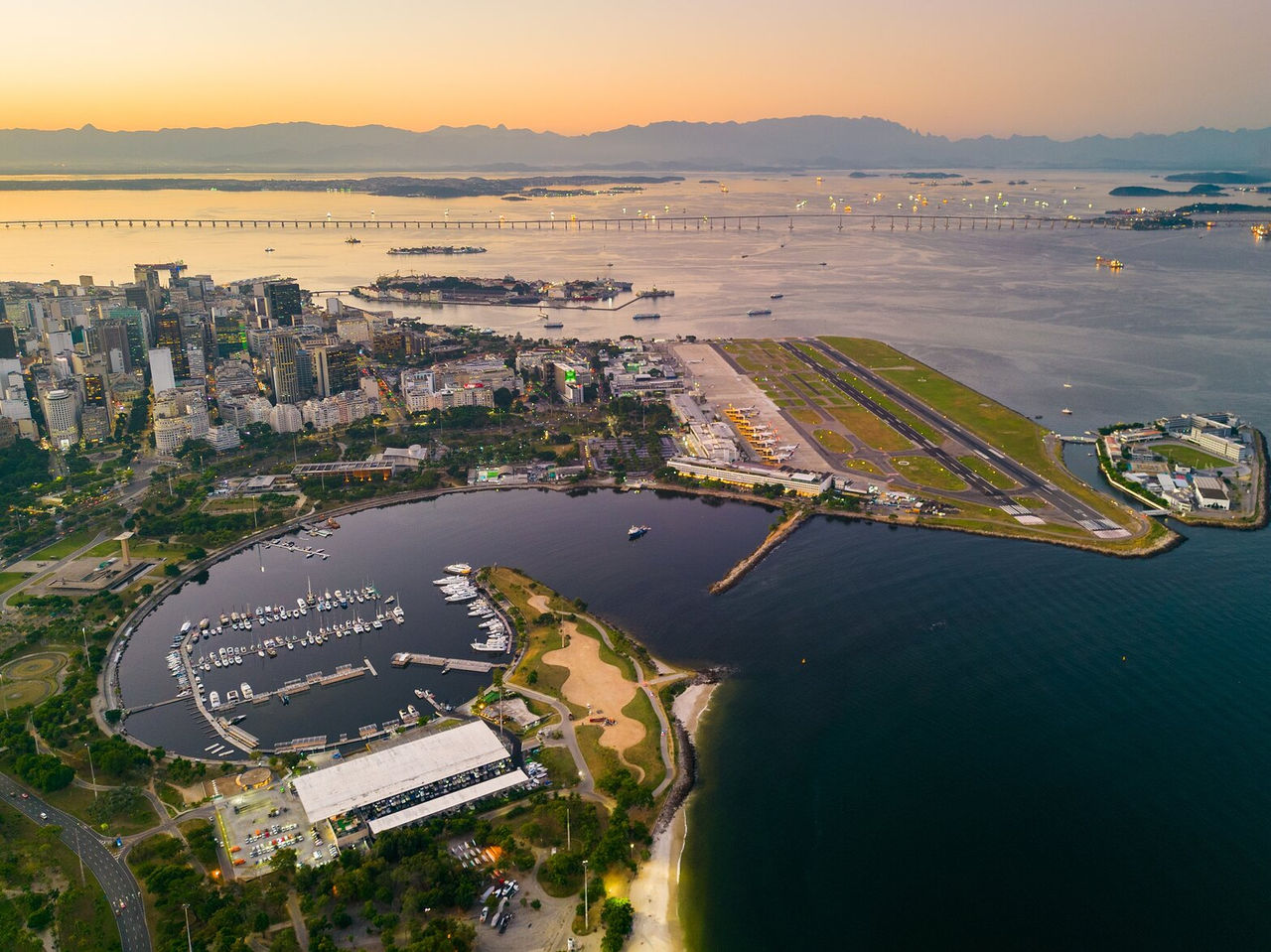 Photo aérienne de la Baie de Guanabara et de l'aéroport Santos Dumont à Rio de Janeiro