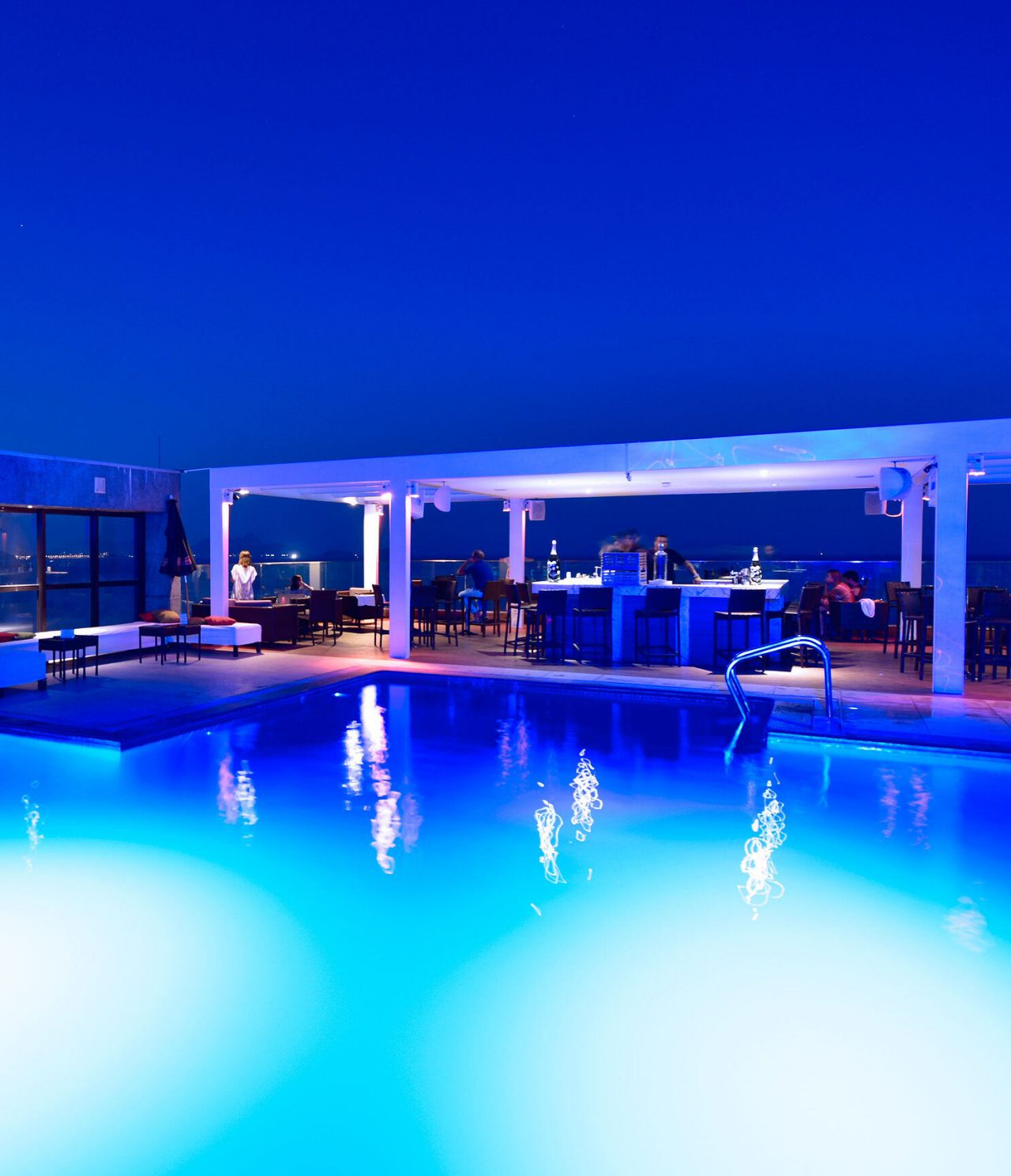 Le bar Deck, de l'hôtel 4 étoiles à Rio de Janeiro, a bar sur piscine avec tables, sert cocktails