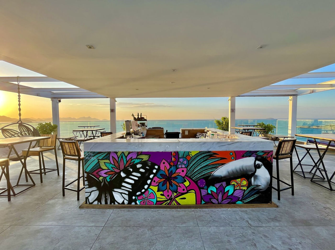 Le bar Deck, de l'hôtel 4 étoiles à Rio de Janeiro, sert boissons comme cocktails, tables vue mer