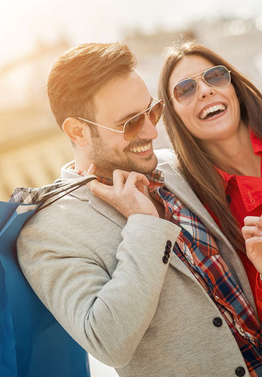 Couple souriant faisant des courses sur la Rua Oscar Freire, rue de luxe avec des boutiques élégantes à São Paulo