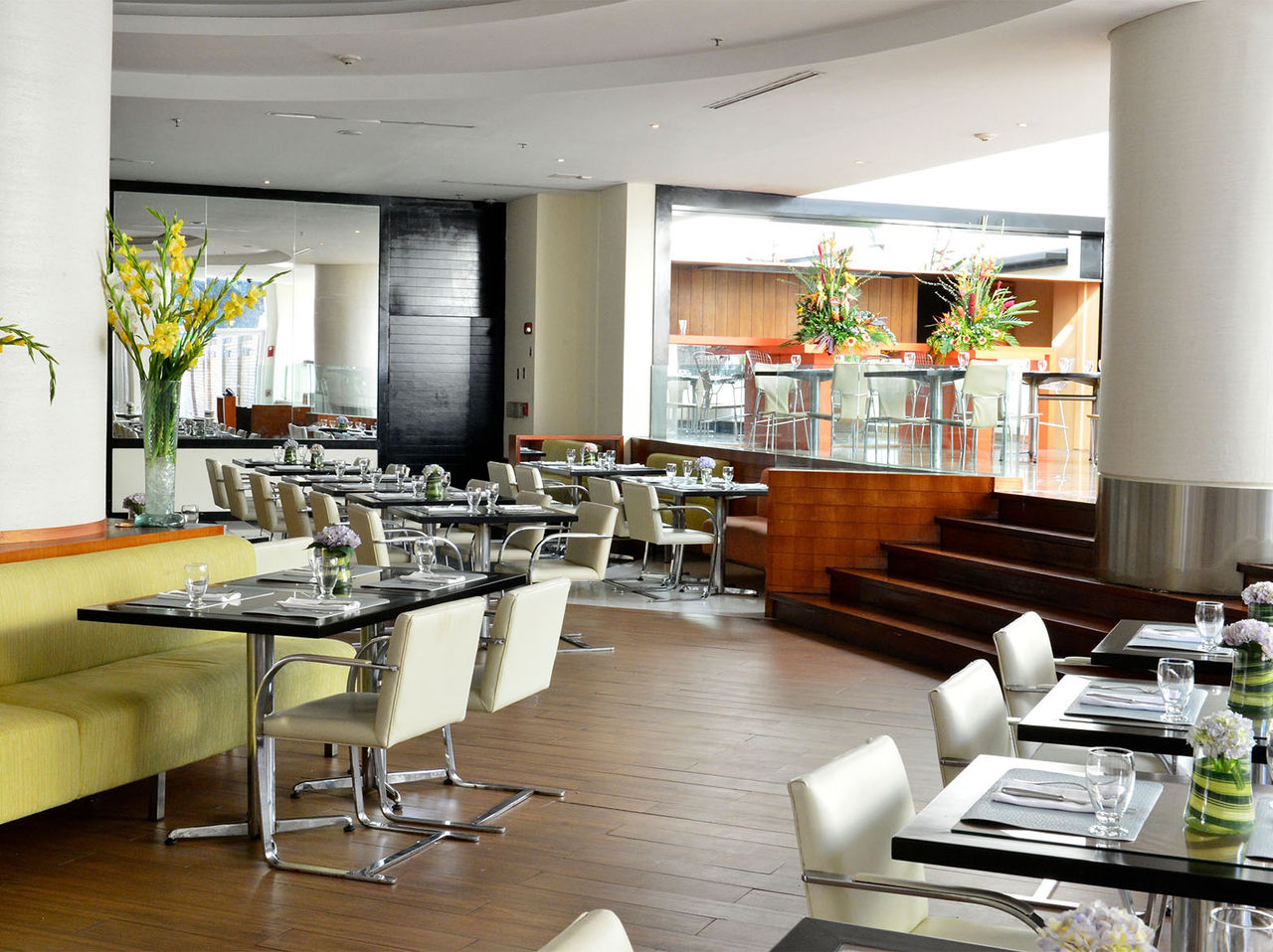 Le restaurant Ribeira Brava a une ambiance élégante et chaleureuse avec des canapés et des chaises rembourrées