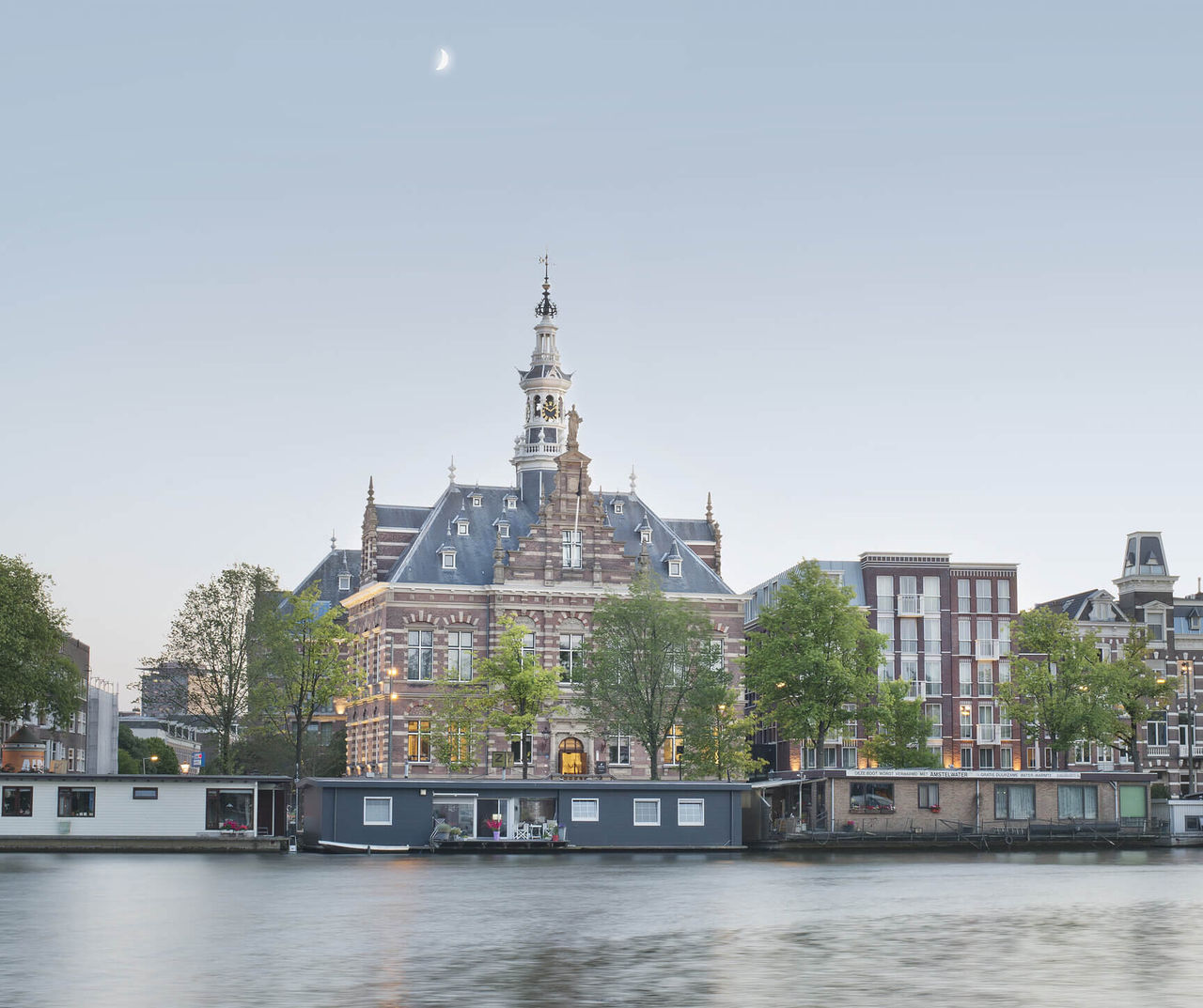 Séjournez au Pestana à Amsterdam avec vue sur les canaux Détendez-vous et appréciez la ville