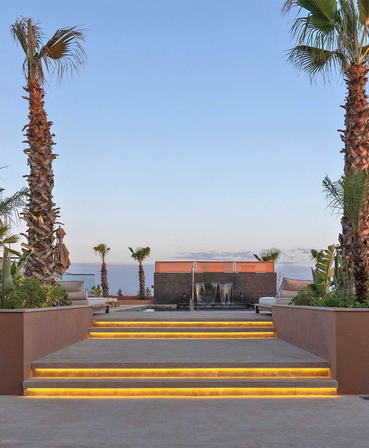 Piscine extérieure sur le toit du Pestana CR7 Marrakech, un hôtel au Maroc de la marque Pestana CR7 Lifestyle Hotels