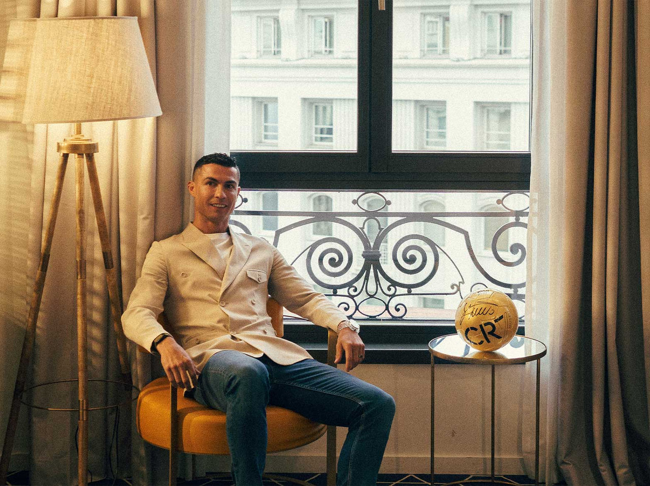 Cristiano Ronaldo et ballon de football signé dans un hôtel de la marque Pestana CR7 Lifestyle Hotels