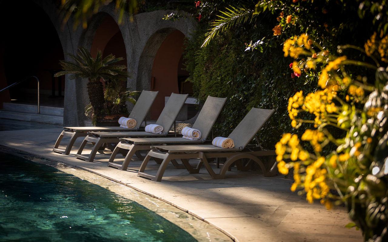 Découvrez le Pestana Guest Club, profitez d’hôtels avec piscine et transats dans un cadre paradisiaque