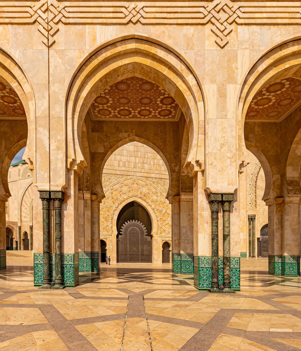 Moderne islamitische architectuur markeert de bogen en arcades van de Hassan II-moskee in de stad Casablanca