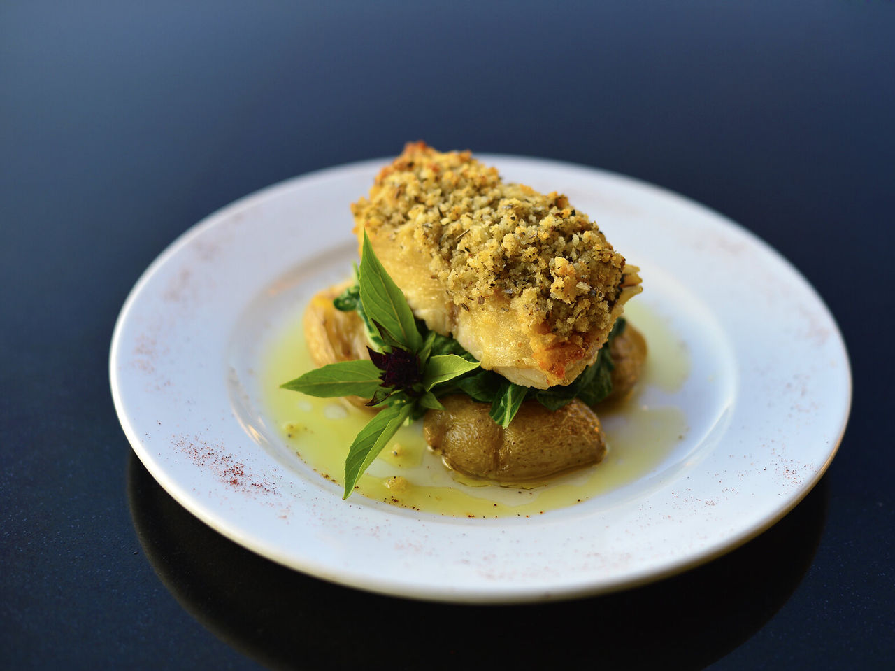 Het restaurant Monomotapa, van het hotel in Maputo, serveert typisch Portugese gerechten zoals bacalhau met brood