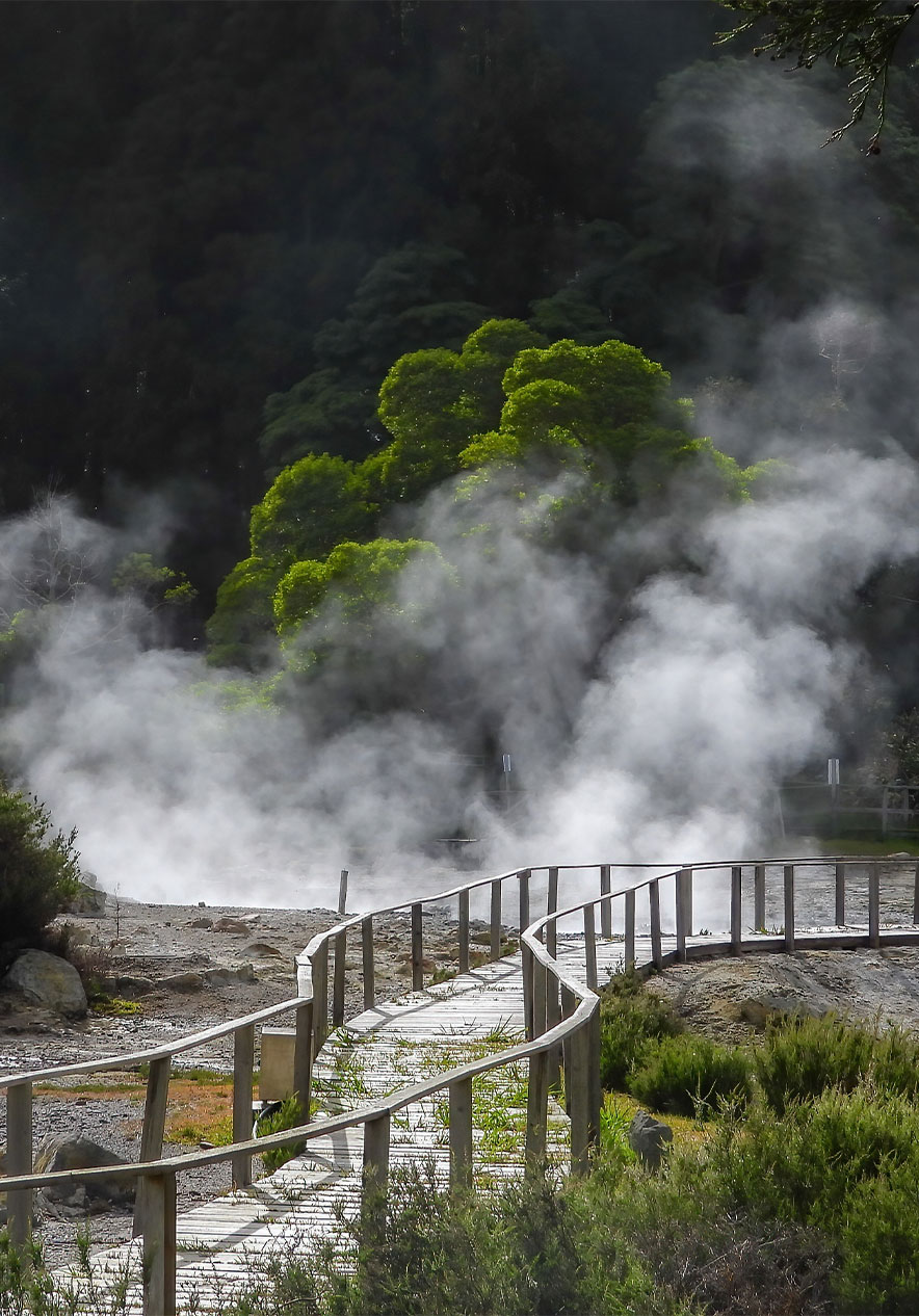Park das Furnas, waar je de damp ziet die de aarde genereert, te midden van een loopbrug met natuur eromheen