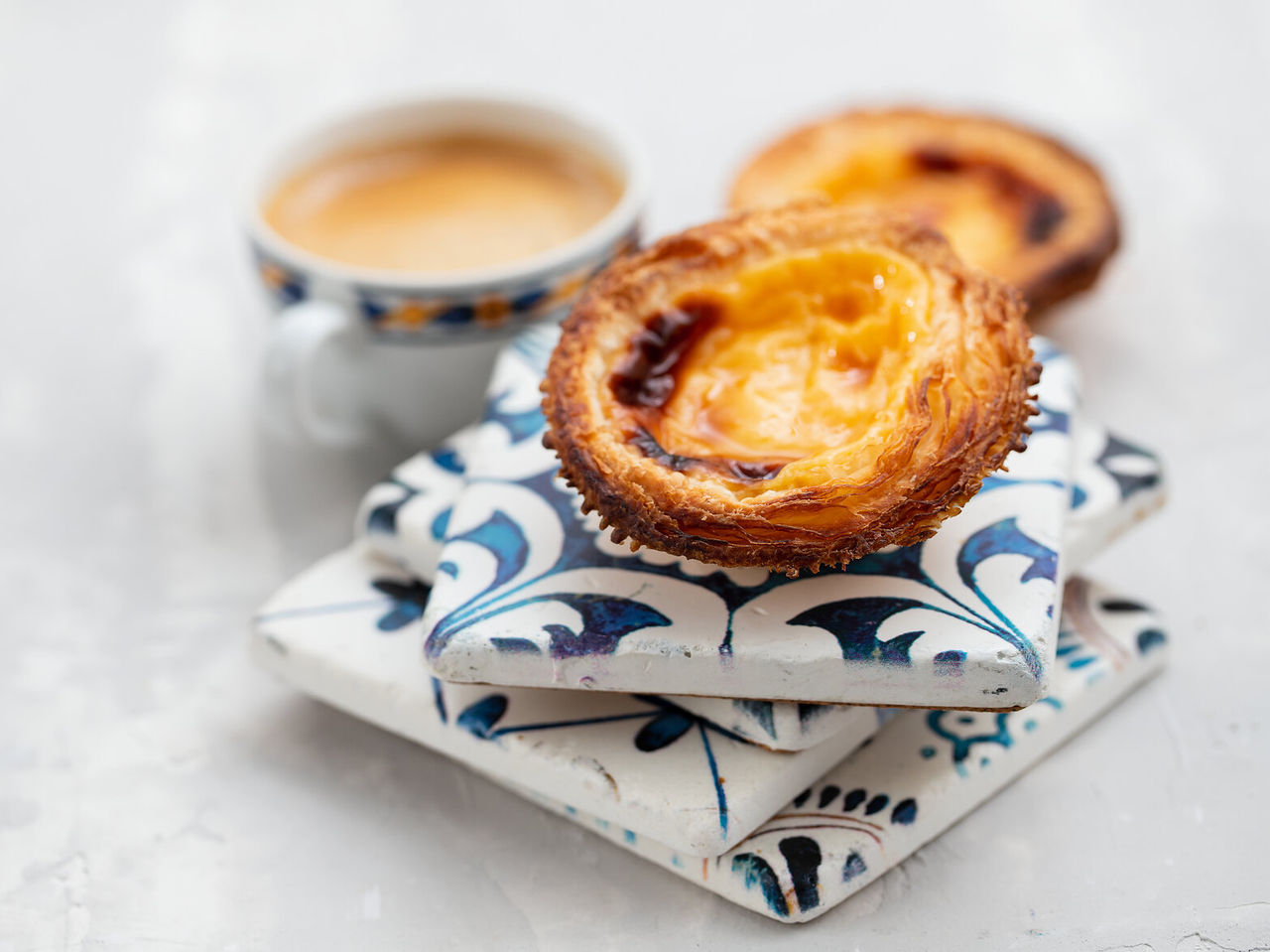 De beroemde pastel de nata, een typische Portugese lekkernij, genoten met een espresso of "bica"