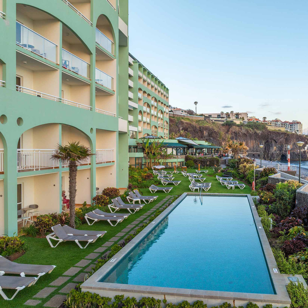 Buitengevel van het Pestana Ocean Bay All Inclusive, een 5-sterrenhotel in Funchal, Madeira, met zwembad