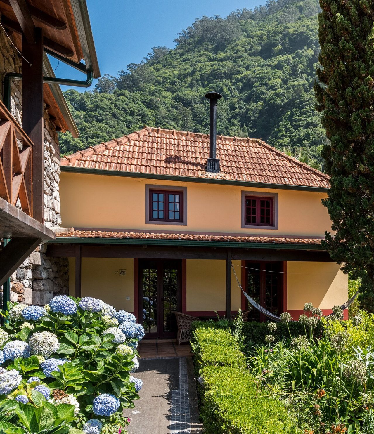 Het restaurant Roseiral, van het plattelands-toerisme in Madeira, ligt midden in de natuur met een tuin en bergen