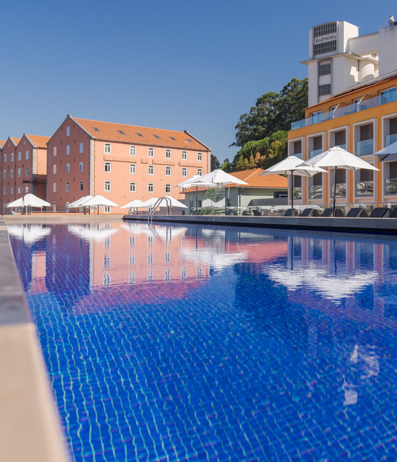 De bar The 2nd Bar, van het Premium Hotel in Porto, heeft een buitenruimte boven het zwembad voor cocktails