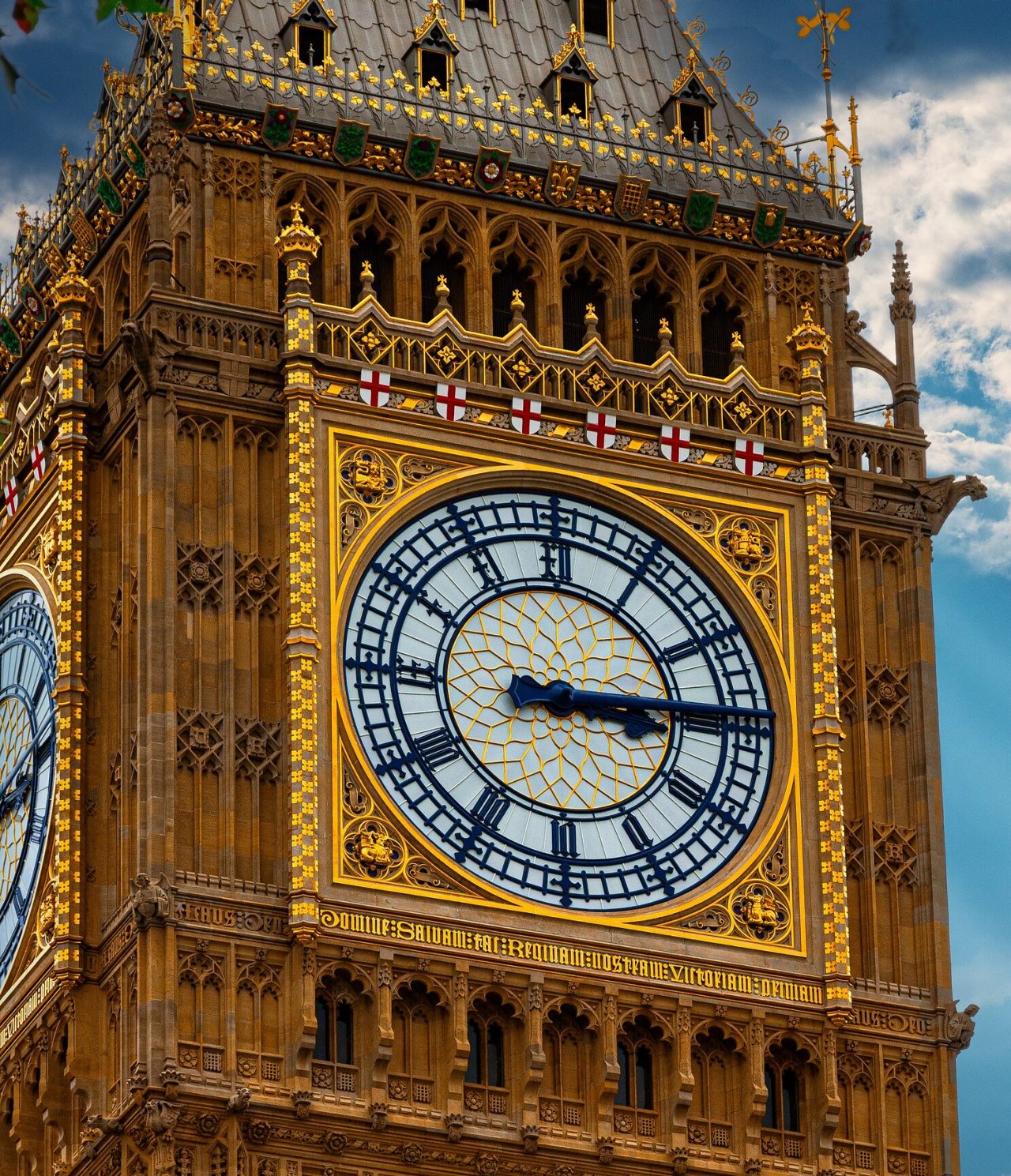 Close-up van de beroemde Big Ben-klok, met gouden details, zwarte wijzers en het symbool van Engeland