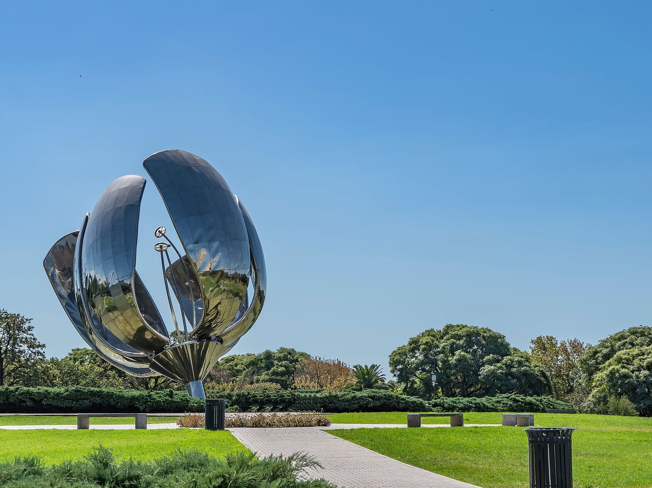 Uitzicht op Floralis Genérica, een van de belangrijkste monumenten van Buenos Aires, omgeven door natuur
