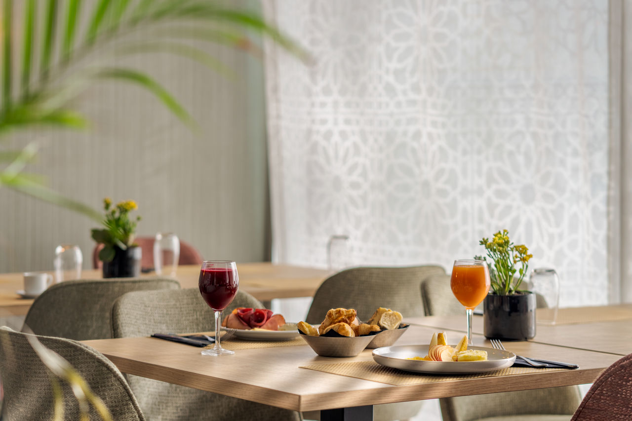 O restaurante Algarbe, do Hotel em Tânger Perto da Praia, serve croissants, pratos elegantemente decorados e sumos 