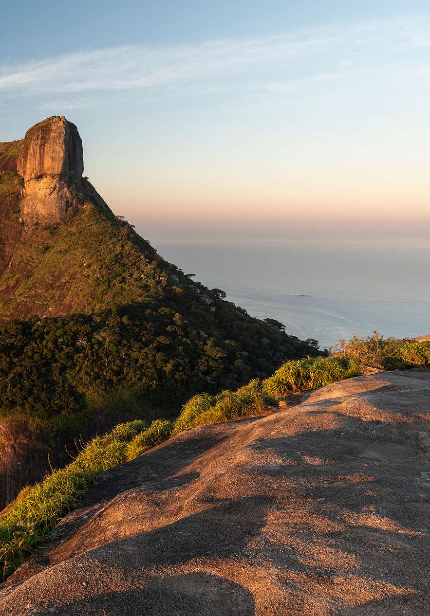 Pedra Bonita no Rio de Janeiro, uma pedra com altura de 696 metros, que oferece vista da cidade deslumbrante