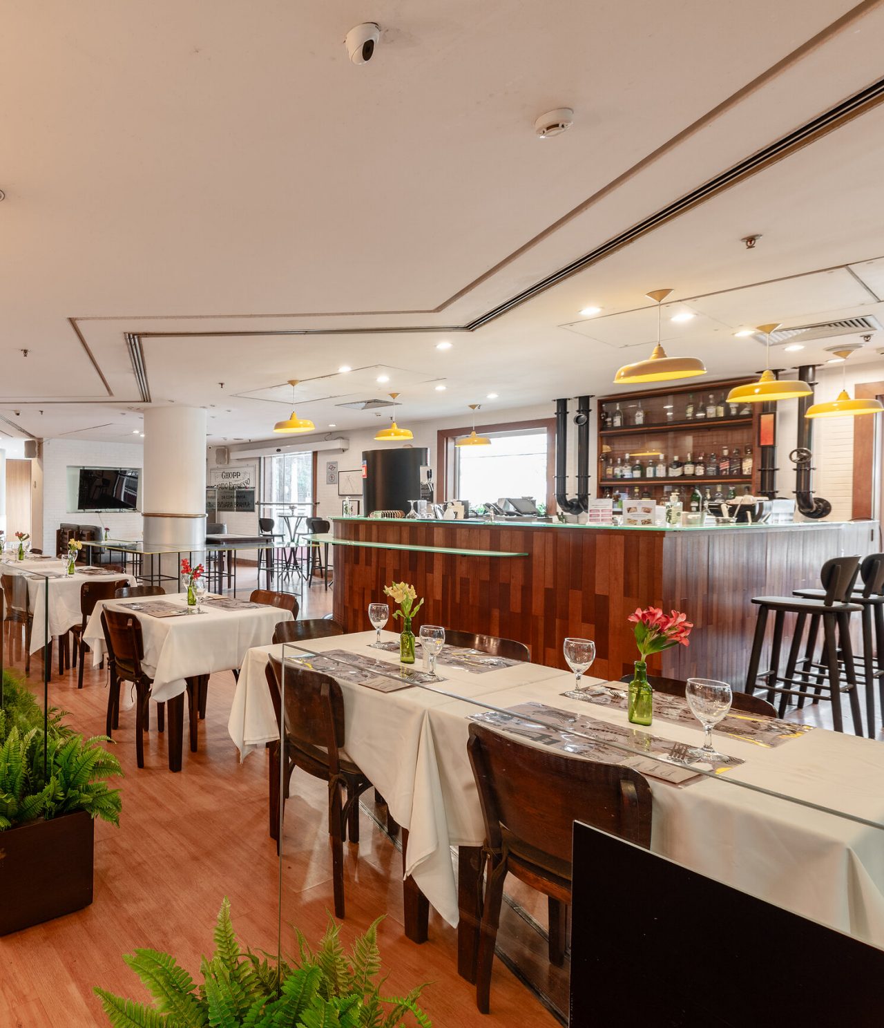 O bar Lobby, do Hotel no Centro de São Paulo, tem um balcão com cadeiras, onde é possível pedir um cocktail