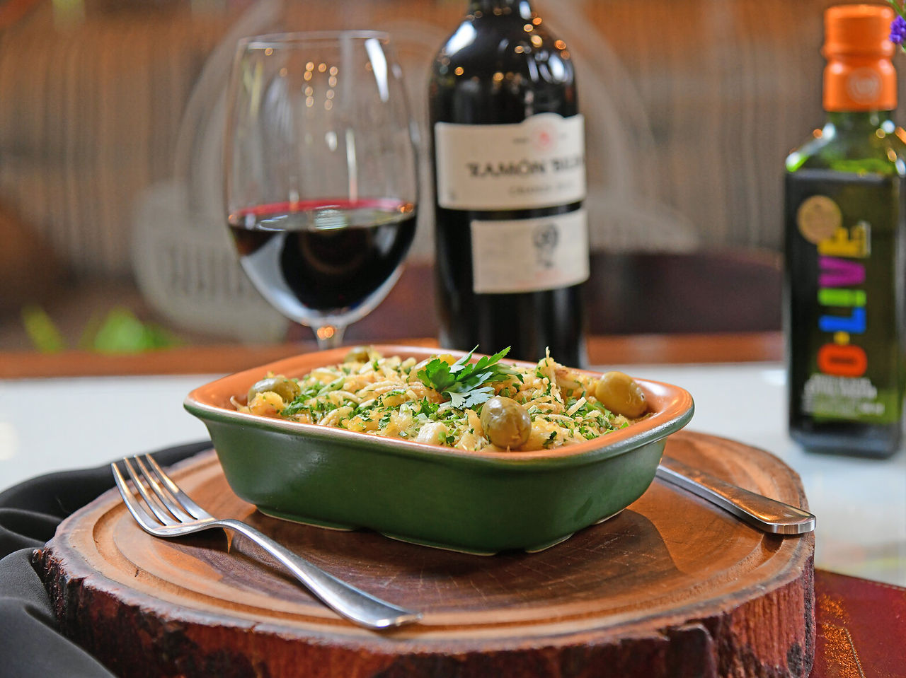 O restaurante Cais da Ribeira, do Hotel no Centro de São Paulo, serve pratos portugueses como bacalhau à braz, com azeitonas