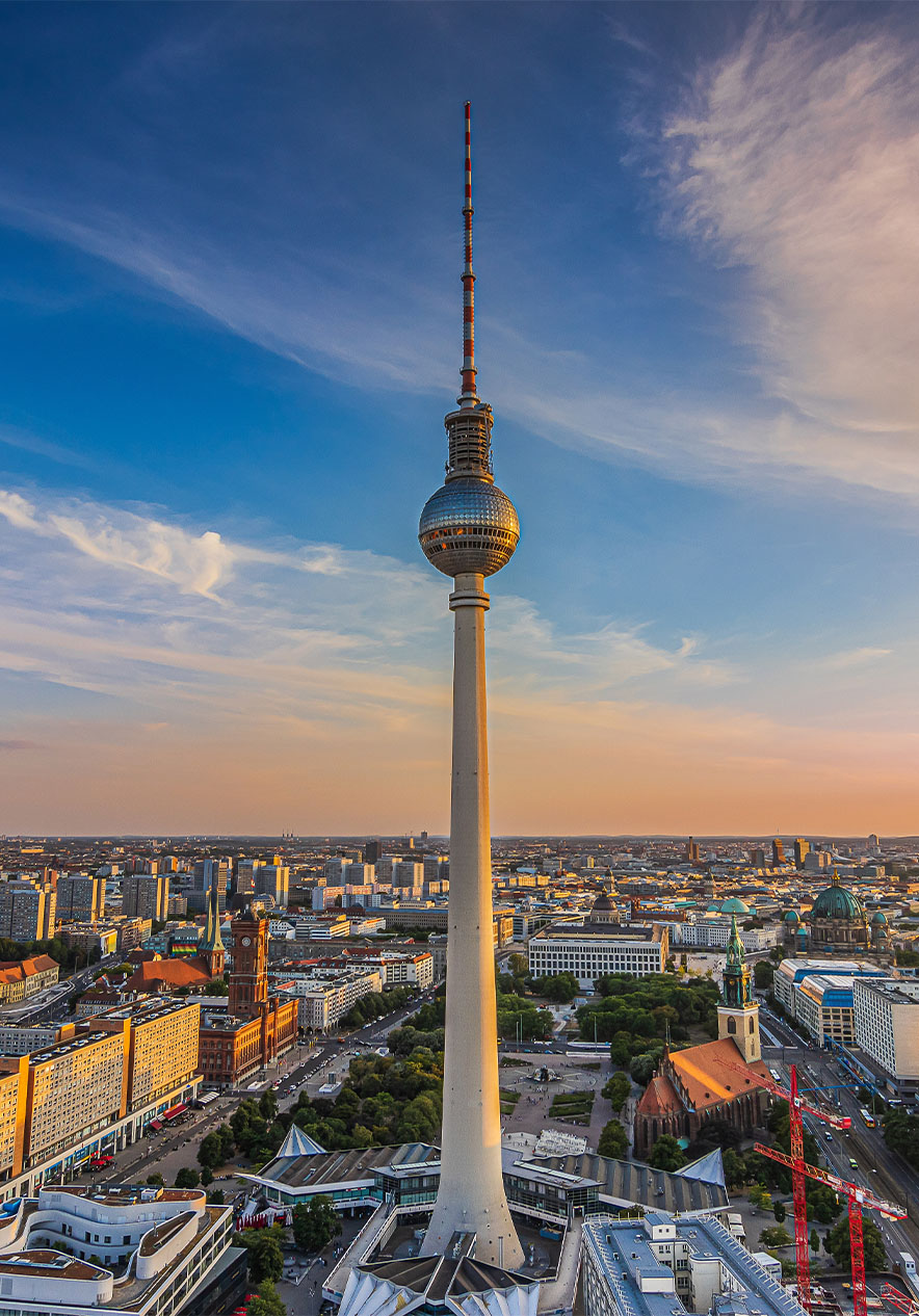 Torre de TV de Berlim ao pôr do sol, com vista panorâmica da cidade ao redor