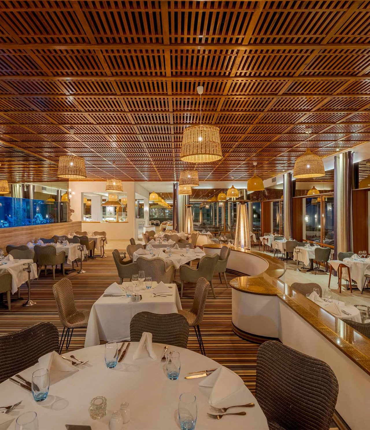 O restaurante Almofariz, do Hotel 5 Estrelas no Algarve, tem várias mesas, um aquário grande e decoração moderna