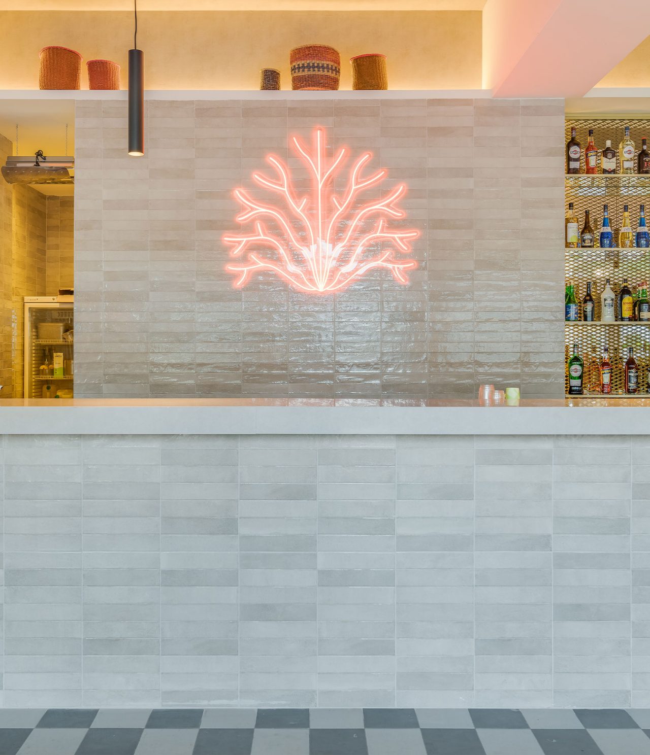 O bar Coral, do Hotel Tudo Incluído no Algarve, tem uma luz led em forma de coral e um balcão