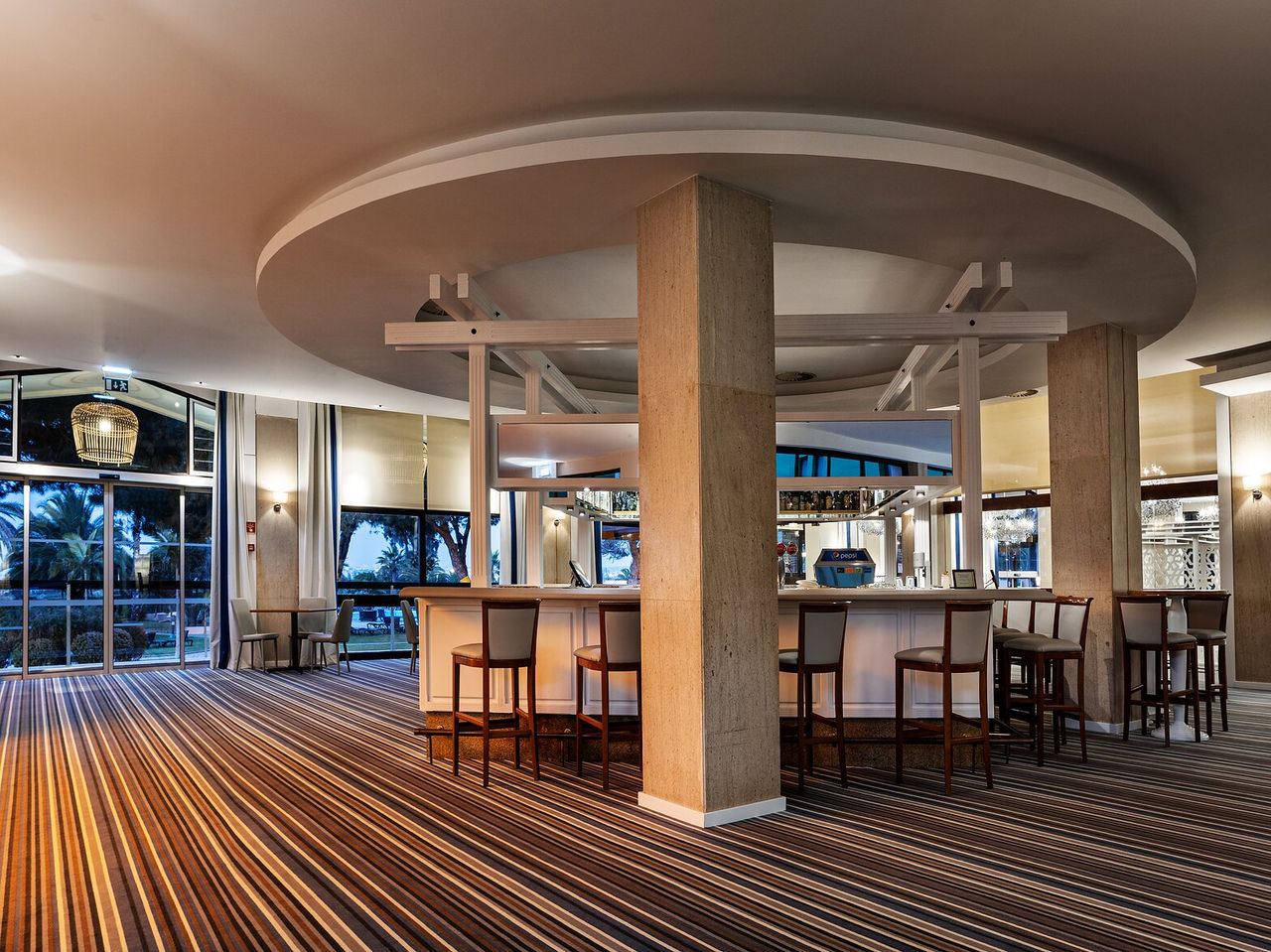 O bar do Príncipe, do Hotel 4 Estrelas no Algarve, tem um espaço amplo com cadeiras e um balcão para pedir bebidas