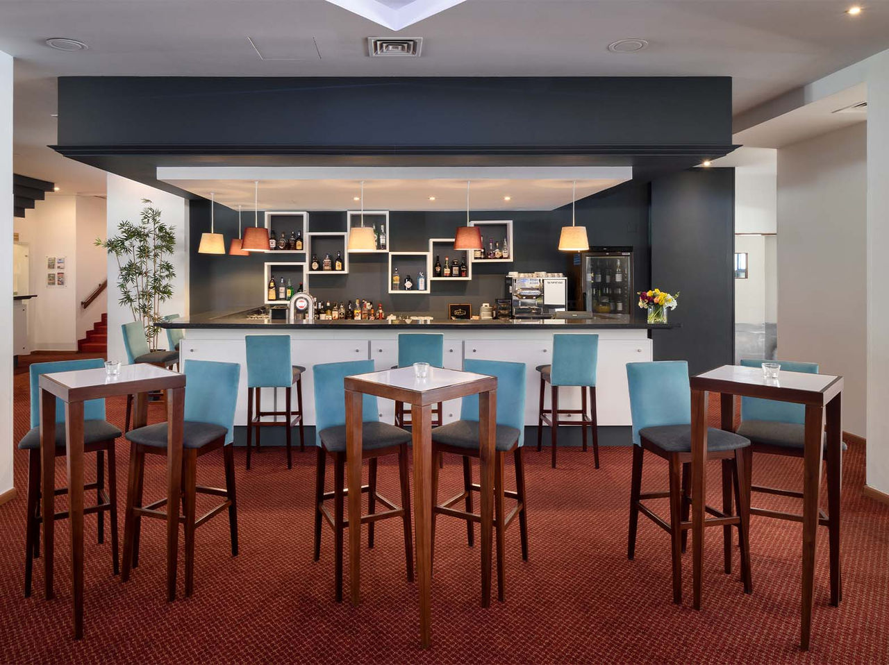 O bar Atlântico, do Hotel 4 Estrelas em Cascais, tem um bar onde pode pedir um cocktail ou um sumo