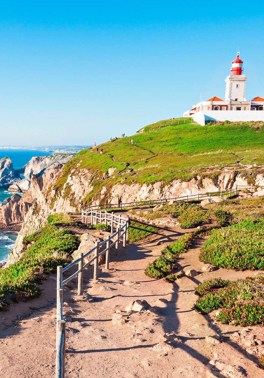 No Cabo da Roca, no Parque Nacional de Sintra-Cascais, pode percorrer os trilhos e ver a vista panorâmica sobre o Atlântico