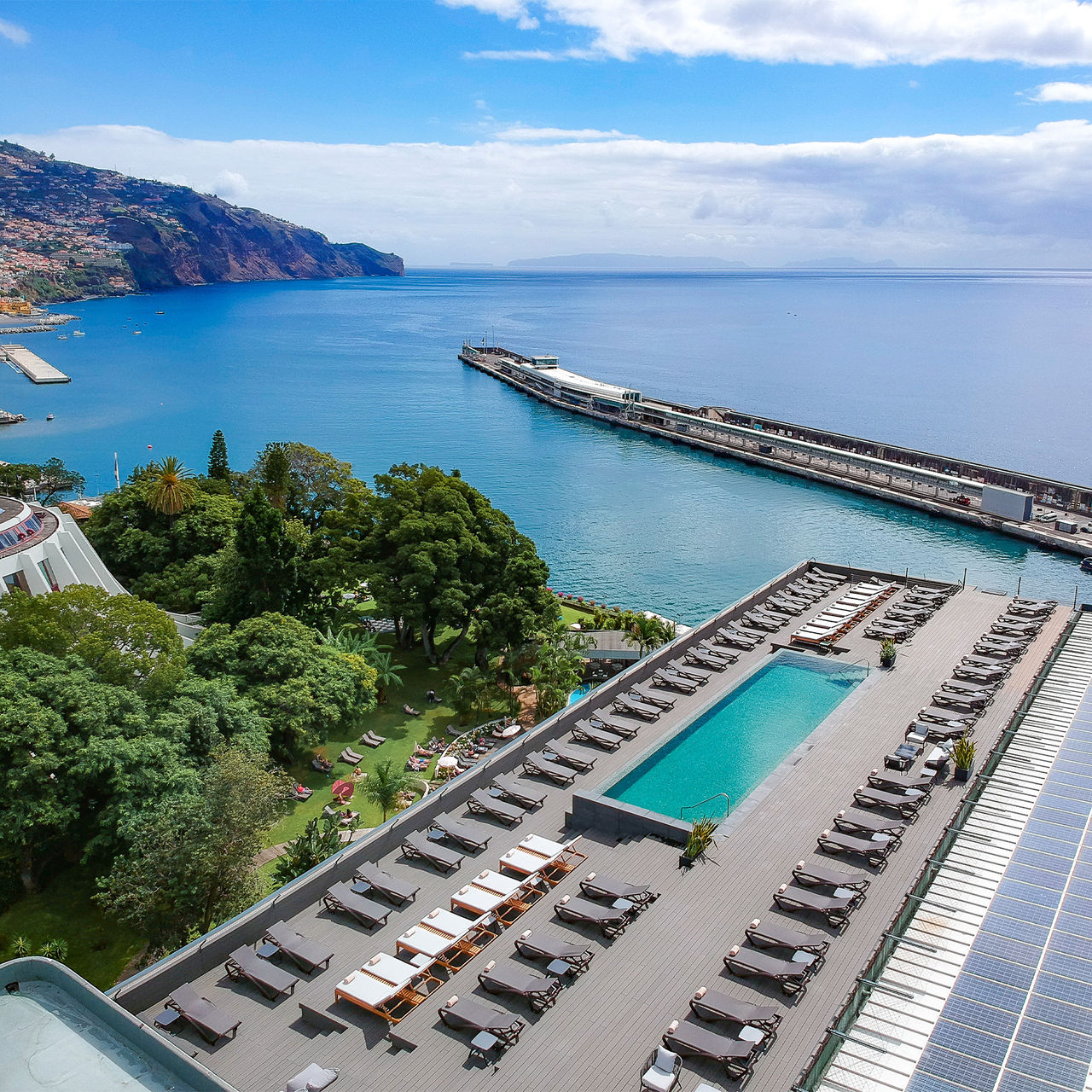 Vista aérea da piscina e da vista do Pestana Casino Park, hotel no Funchal em Frente ao Mar, com Spa e Piscina