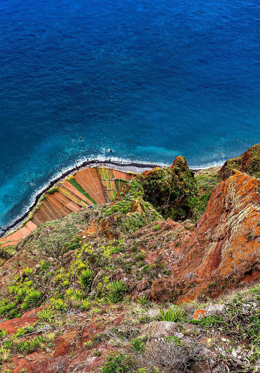 Fique no Pestana Fisherman Village e desfrute da vista aérea do Cabo Girão, com o oceano de um lado e a falésia do outro