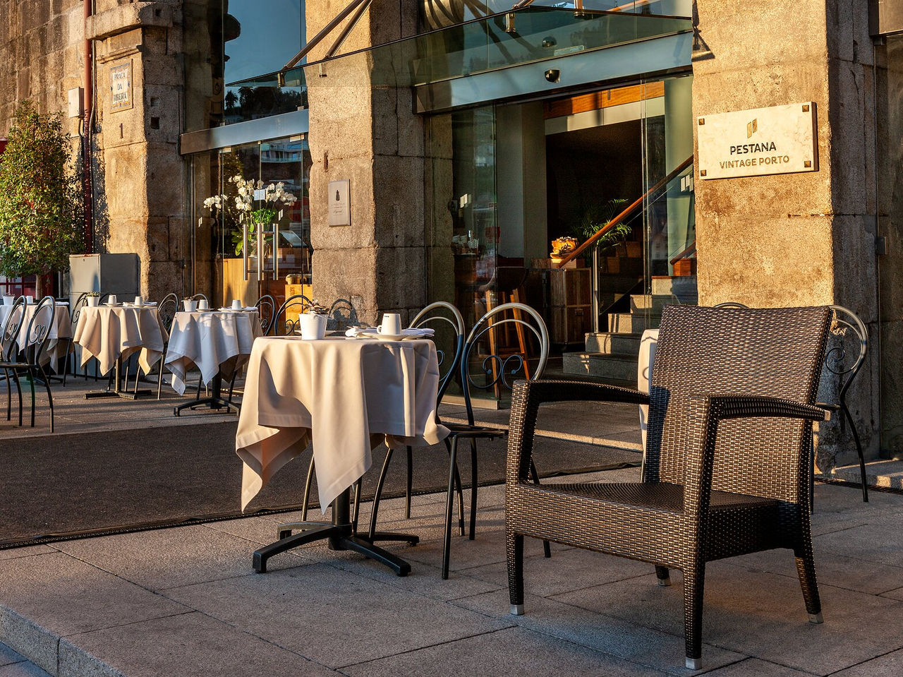 The Heritage bar, of the 5-Star Hotel in the Center of Porto, has an outdoor terrace with a view of the Ribeira