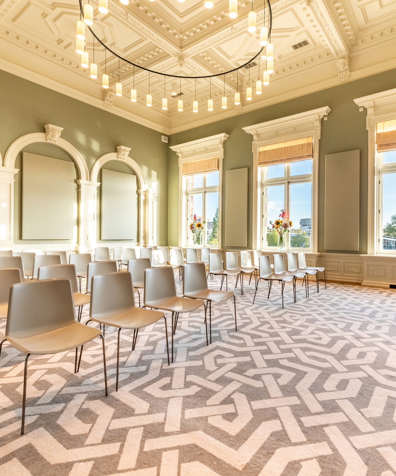 Meetings and Conferences at Pestana Hotel Group, in small rooms with classic and elegant decor, featuring ornate ceilings