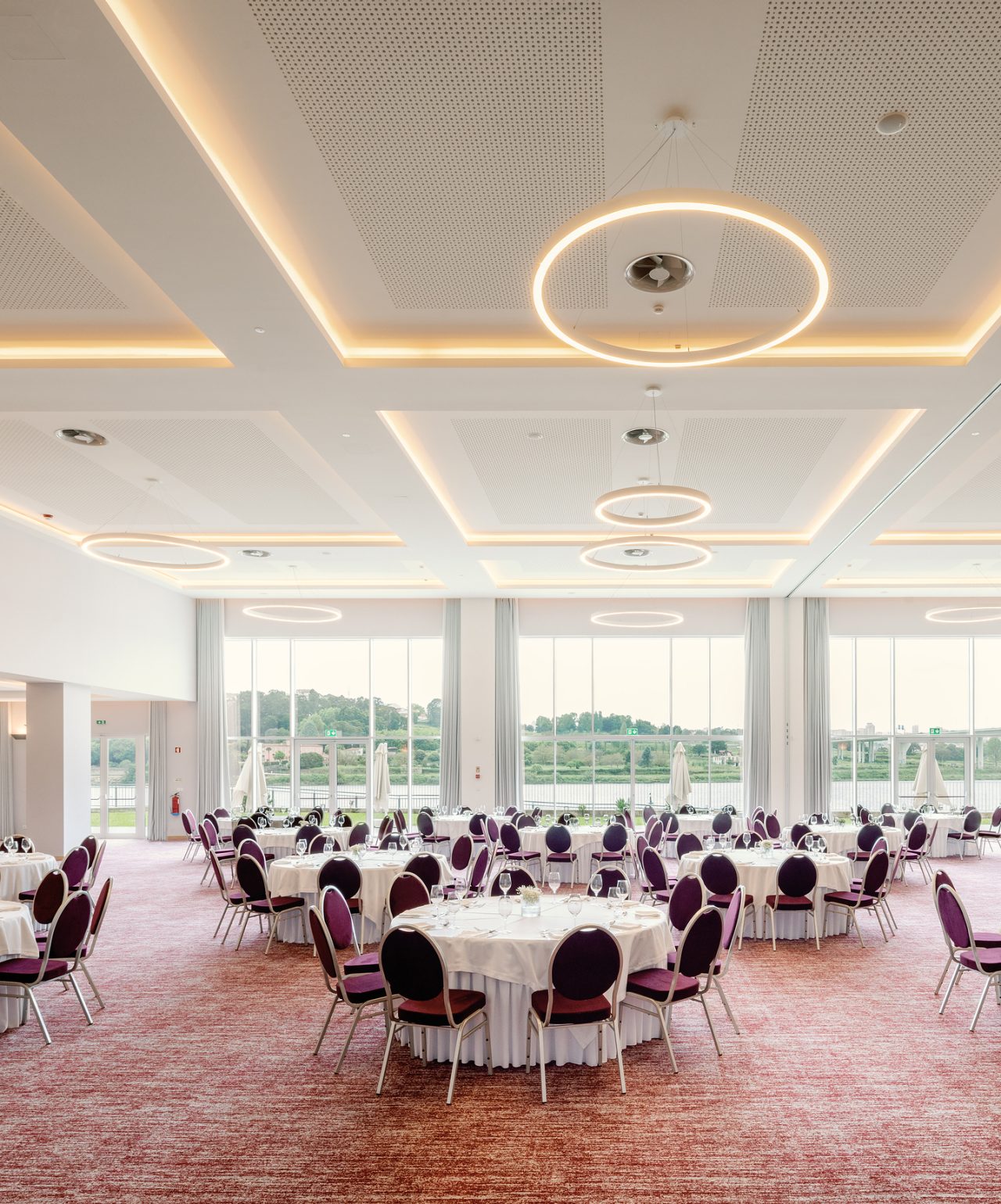 Meetings and Conferences at Pestana Hotel Group, in spacious and elegant rooms, with multiple round tables and natural light